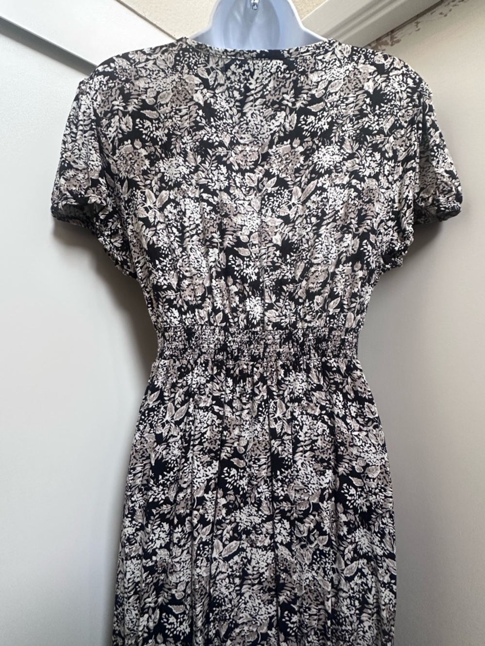 Pampelone Valentina Maxi Dress Black and Cream Floral V-Neck - Picture 7 of 12